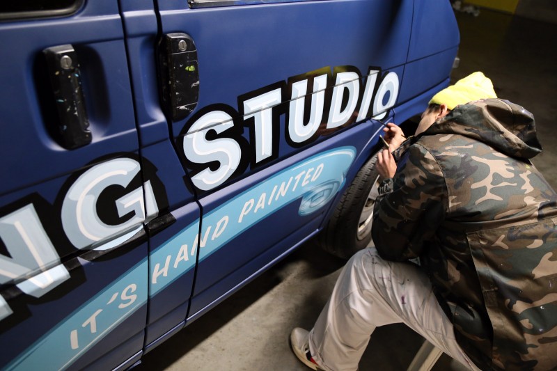 Ostatnie pociągnięcia pędzla ręcznie malowanego logo | GLS cars branding - signpainting | Backstage