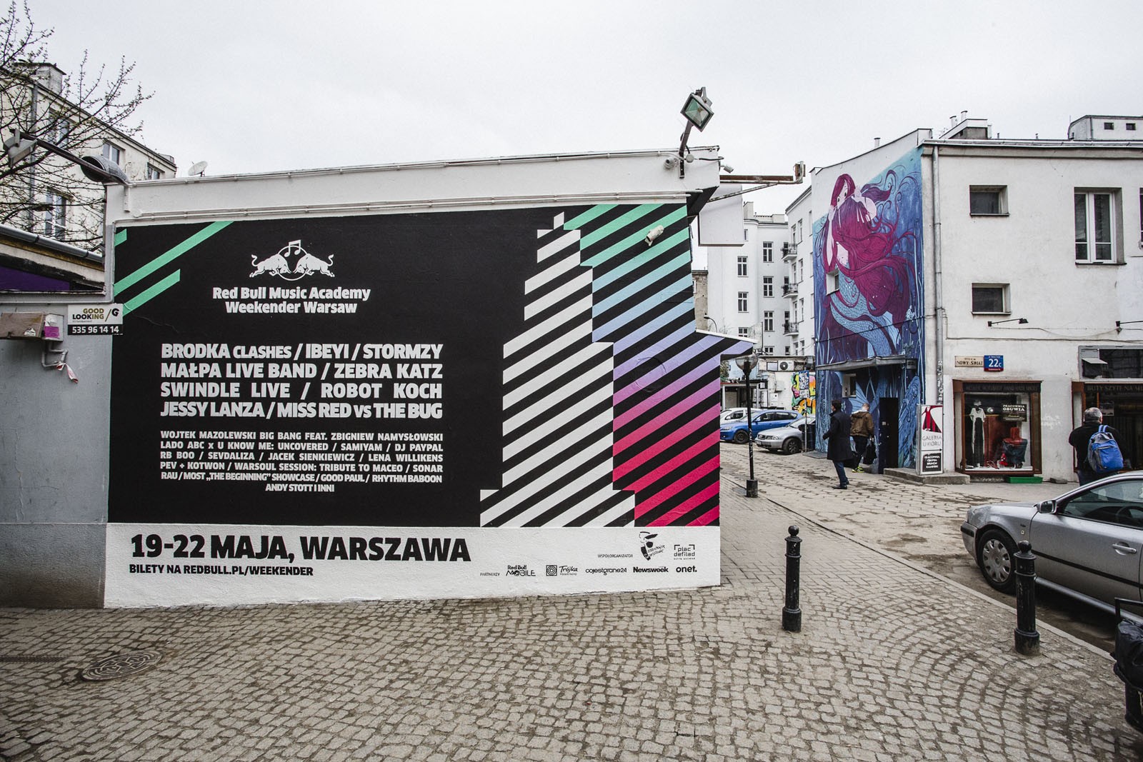 Pawilon w centrum Warszawy z namalowanym muralem przedstawiającym pałac kultury i line-up festiwalu Red Bull Music Academy Weekender Warsaw 2016 | Zlecenie dla RedBull Weekender 2016 | Portfolio