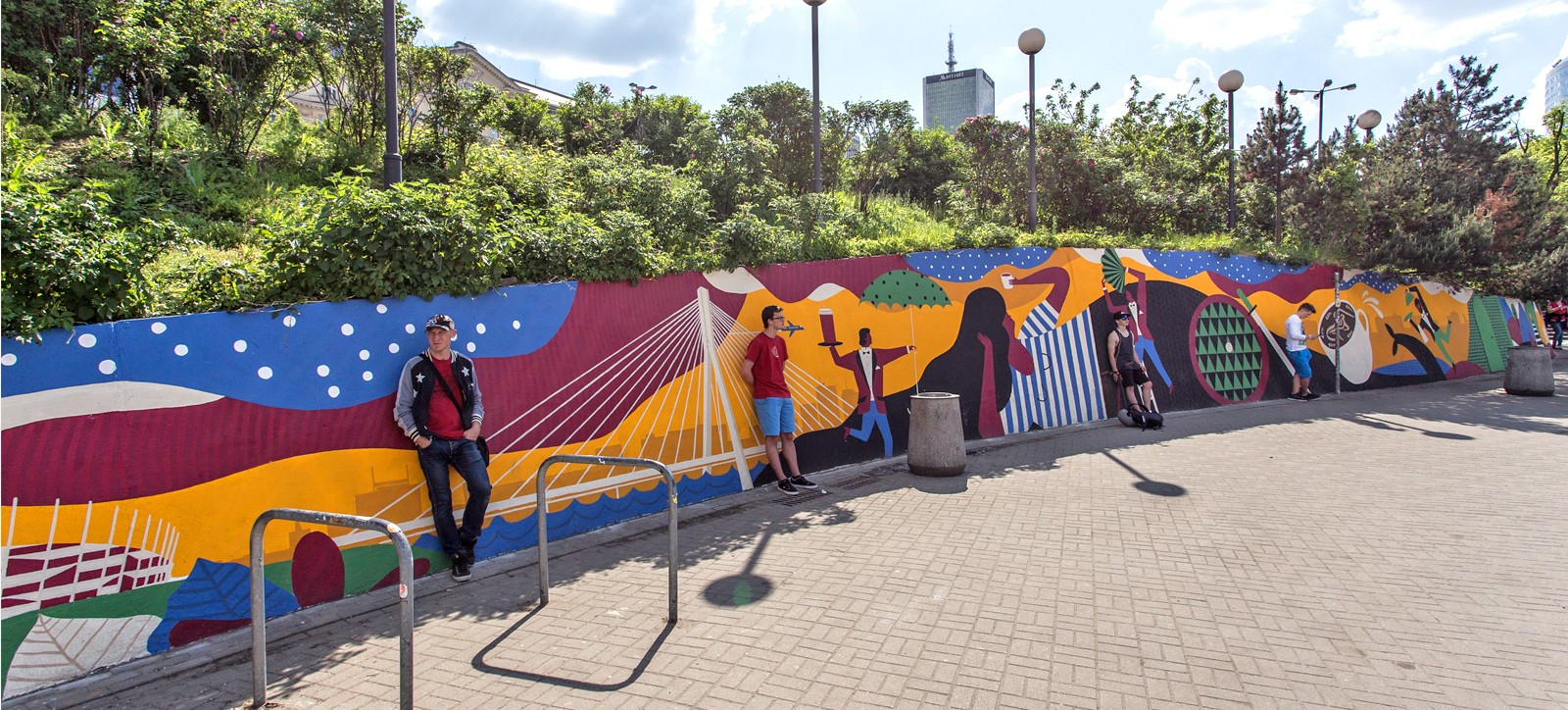 Plac przy metrze centrum w Warszawie z namalowanym przez artystów muralem z okazji kampanii reklamowej marki Costa Coffee | kampania murali dla Costa Coffee - Polscy ilustratorzy | Portfolio