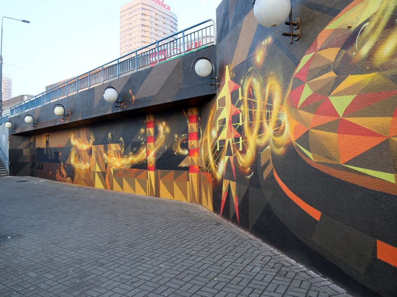 Ręcznie malowana reklama PGE Zapewniamy Energię - Warszawa Metro Centrum | profesjonalne malowanie w Centrum warszawy PGE S.A. | Portfolio