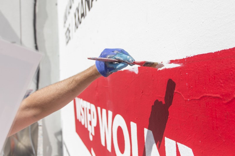 Ręcznie malowana reklama w centrum Warszawy dla marki piwa EB | Festiwal EB Hel Spot - mural na ścianie Domu Towarowego Bracia Jabłkowscy | Portfolio
