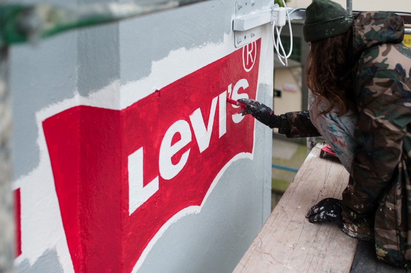 Hand painting logo of levis brand | 50.URODZINY ORYGINALNEJ DŻINSOWEJ KURTKI | Portfolio