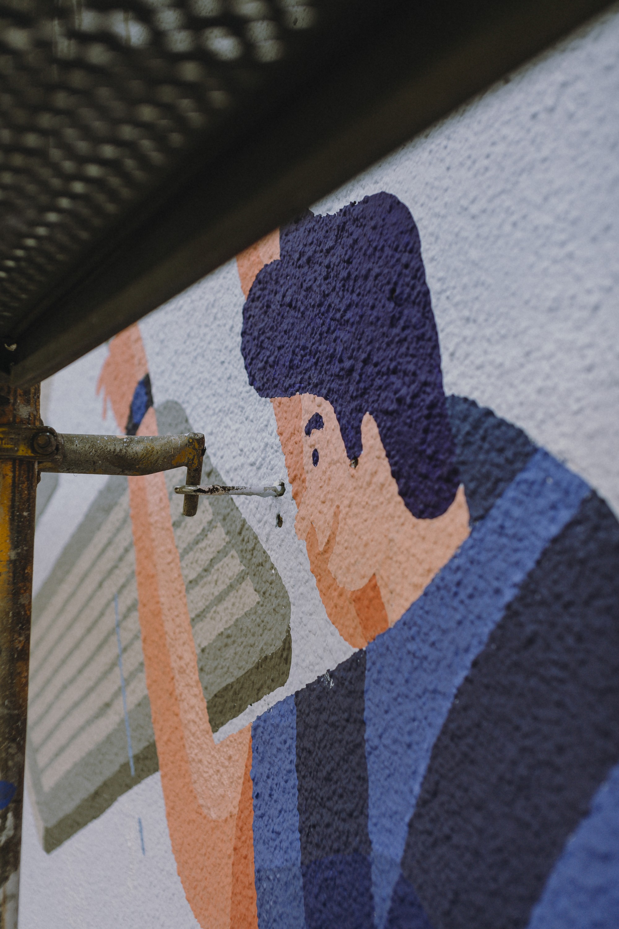 Ręcznie malowany mural Play na ulicy Dekerta w Gdańsku | Play | Portfolio