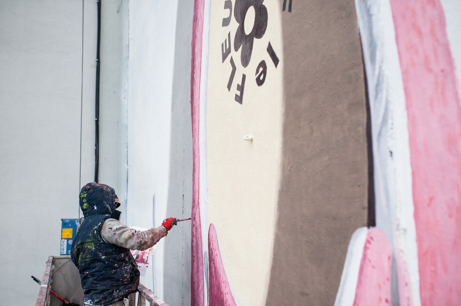 Ręcznie malowany mural reklamowy przez malarzy na ulicy Brackiej na zlecenie Converse | GOLF le FLEUR* x CONVERSE | Portfolio