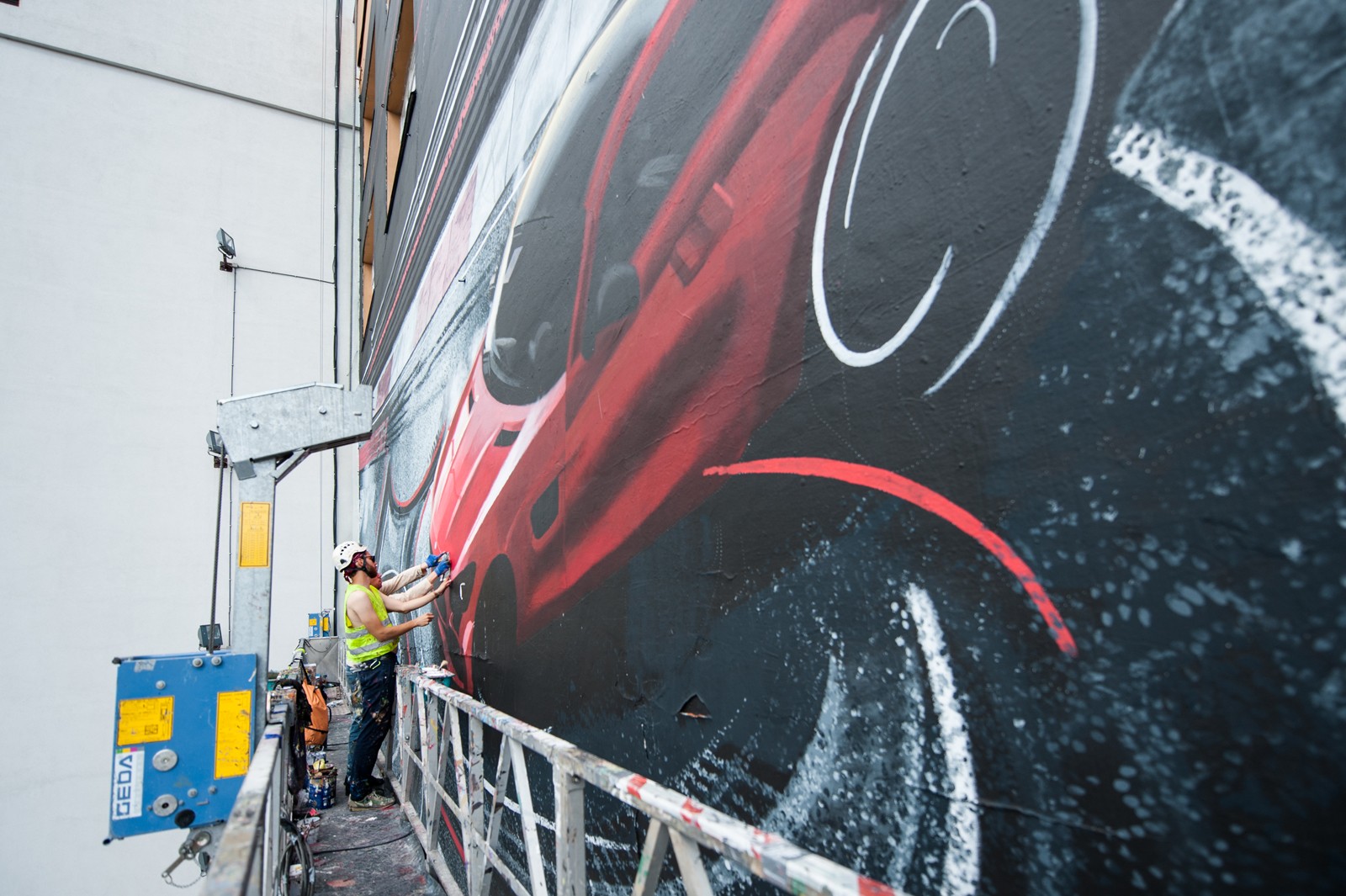 Der Wagen Mercedes AMG, gemalt von den Künstlern als Werbefassade im Auftrag von Mercedes Benz | Mercedes AMG | Portfolio