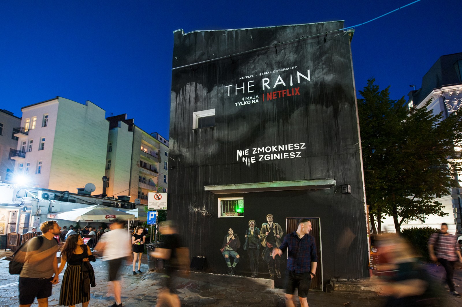 Eine Wand in den Nowy Swiat Warszawa Pavillons mit dunklen Grafiken der Serie the Rain | The Rain  | Portfolio