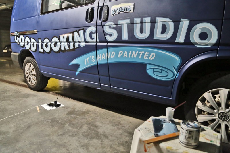 Signpainting w czystej postaci | Branding der Good Looking-Fahrzeuge | Backstage