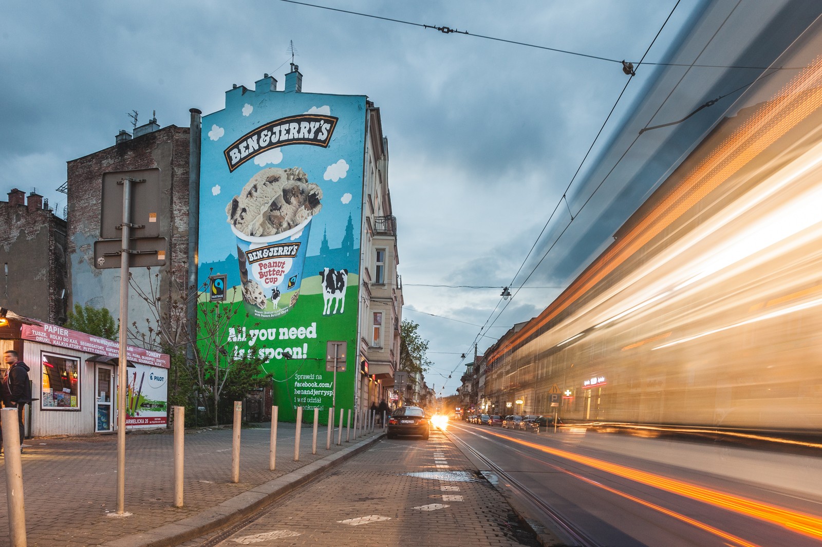 Ulica Karmelicka w Krakowie z namalowanym muralem reklamującym lody Ben and Jerry's na zlecenie Unilever | Premiera Ben&Jerry - kilka murali w Polsce | Portfolio
