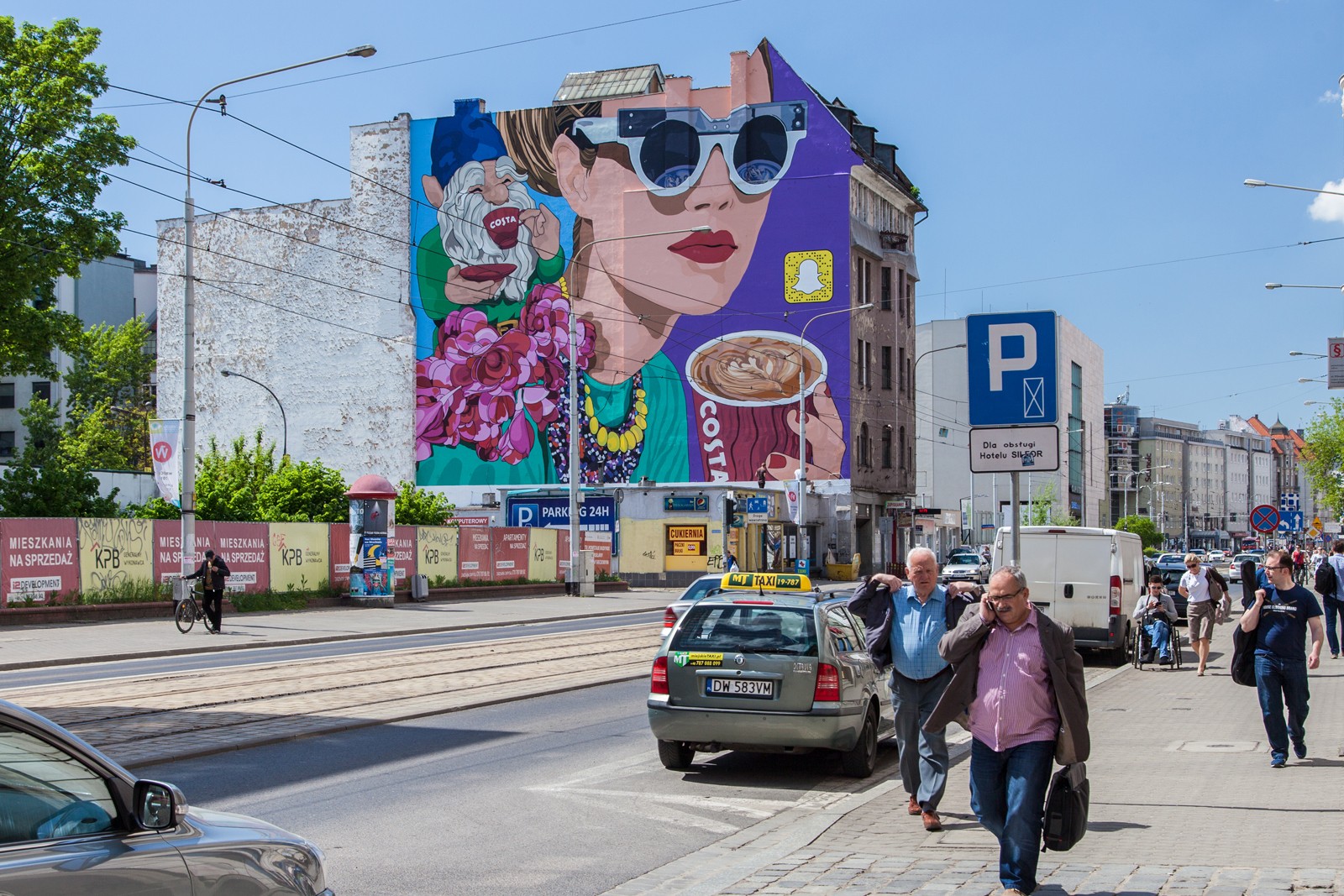 Wrocławski mural dla marki Costa Coffee z pijącym kawę krasnalem projektu Olki Osadzińskiej na ulicy Piłsudskiego 70 | kampania murali dla Costa Coffee - Polscy ilustratorzy | Portfolio