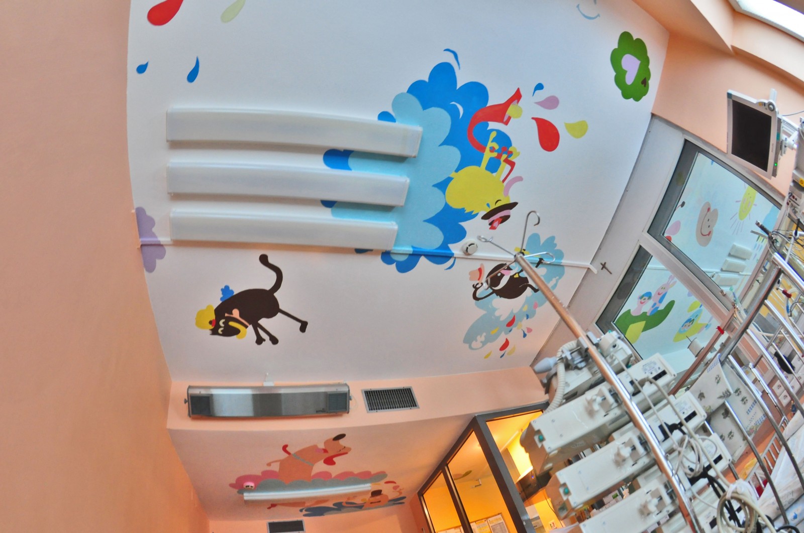 Malowanie pomieszczeń Oddział w Warszawie Operacja sufit w Centrum Zdrowia Dziecka | OP-Saal-Decke vom Kindergesundheitszentrum in Warschau | CSR | O nas