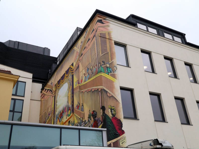 mural artystyczny na ścianie w Warszawie Finlog Noris Polska hotel teatr | mural dla hotelu - Hotel SixtySix w Warszawie | Portfolio