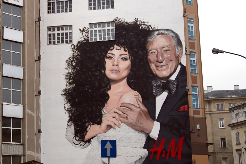 Mural für H&M Lady Gaga Tony Bennett Bracka Warschau Zentrum Warenhaus Dom Towarowy Bracia Jablkowscy | Werbewandmalerei | ANGEBOT