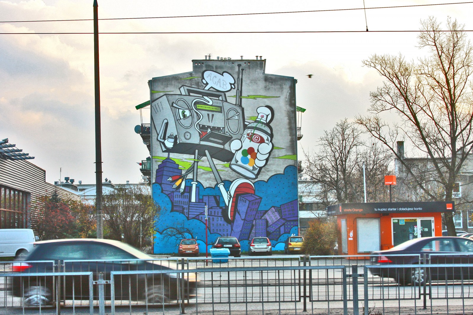 Mural graffiti w Warszawie ulica Grochowska puszka radio boombox | Boombox | Backstage