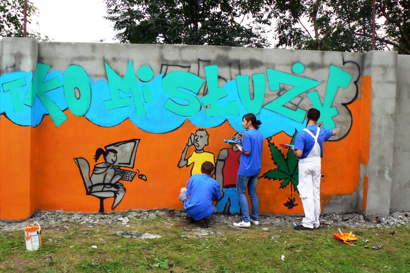 Mural na murze na boisku szkolnym Czerwińsk nad Wisłą | Czerwinsk an der Weichsel | CSR | O nas