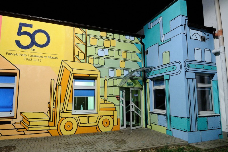 Mural na ścianie w Fabryce AkzoNobel Polska w Pilawie | branding przestrzeni na przykładzie fabryki AkzoNobel | Portfolio