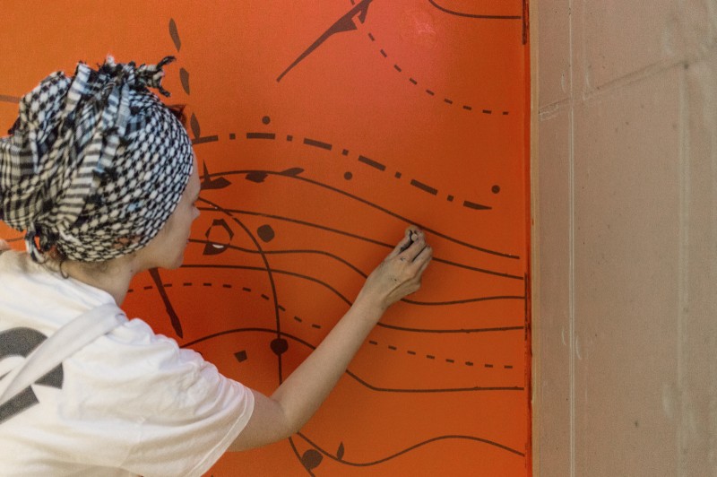 Es wird eine Konstellation an der Wand eines Treppenhauses gemalt | PROXIMO | Portfolio