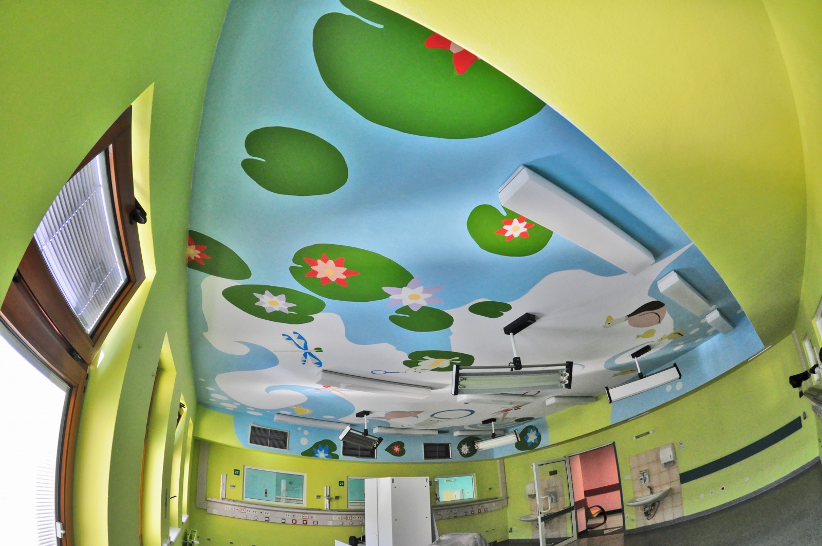 Przemalowany sufit w Centrum Zdrowia Dziecka w Warszawie Operacja Sufit | Operacja sufit - Centrum Zdrowia Dziecka | CSR | O nas