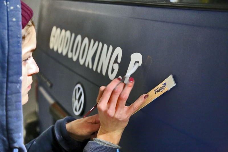 ręczne malowanie adresu naszej strony na samochodzie | GLS cars branding - signpainting | Backstage