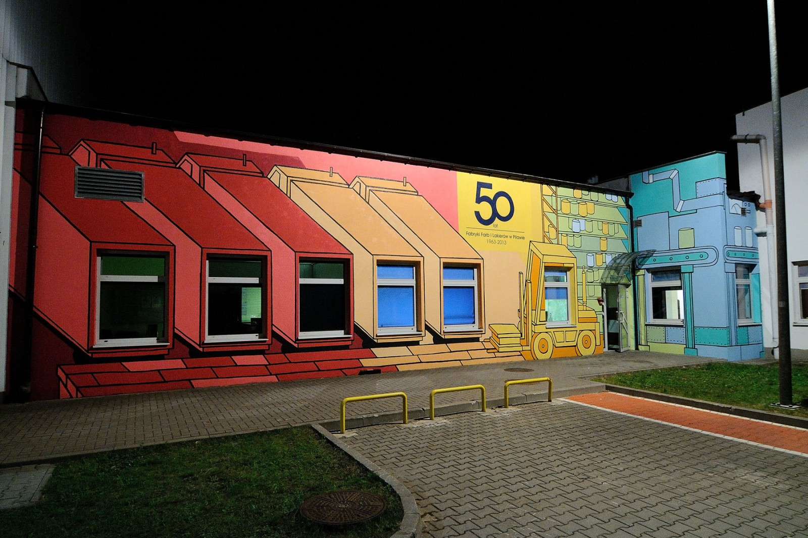 Ściana Fabryki AkzoNobel Polska w Pilawie | branding przestrzeni na przykładzie fabryki AkzoNobel | Portfolio