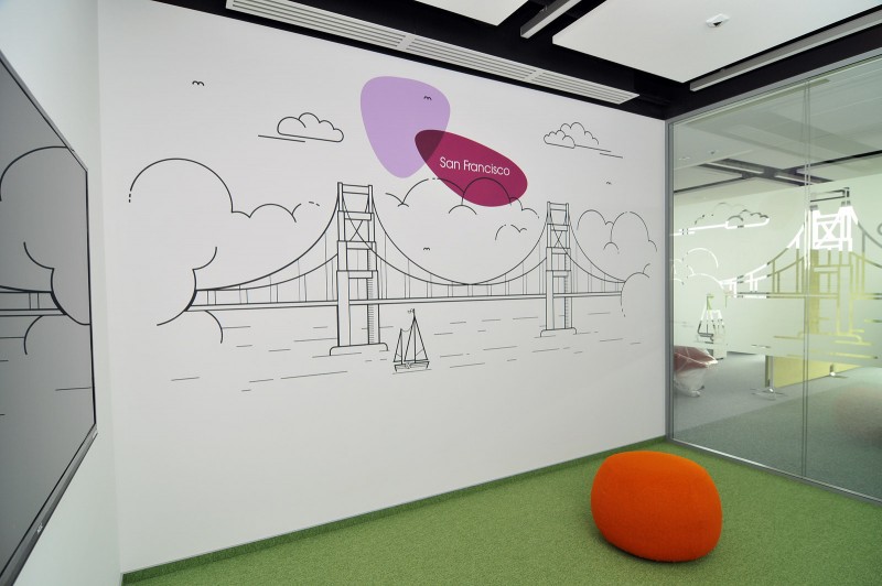 Painted wall in Provident Polska headquarters | Headquarters and Call Center | Portfolio