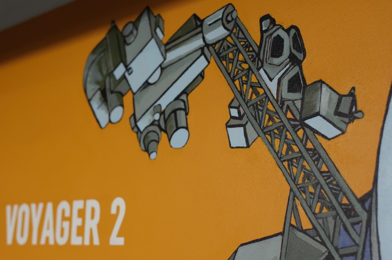 Die Raumsonde Voyager 2, gemalt an der Wand der Garage im Gebäude Proximo in Warschau | PROXIMO | Portfolio