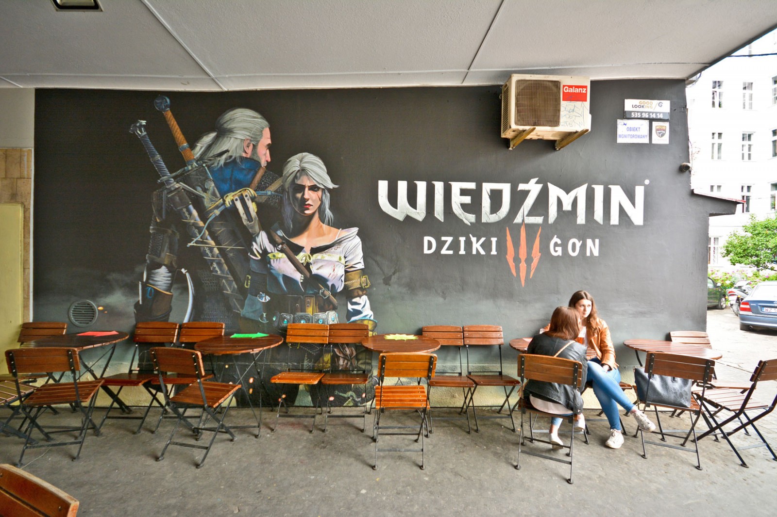 Wiedźmin dziki gon gra mural reklamowy na ścianie przy pawilonach w Warszawie | Reklama muralowa gry Wiedźmin Dziki Gon | Portfolio